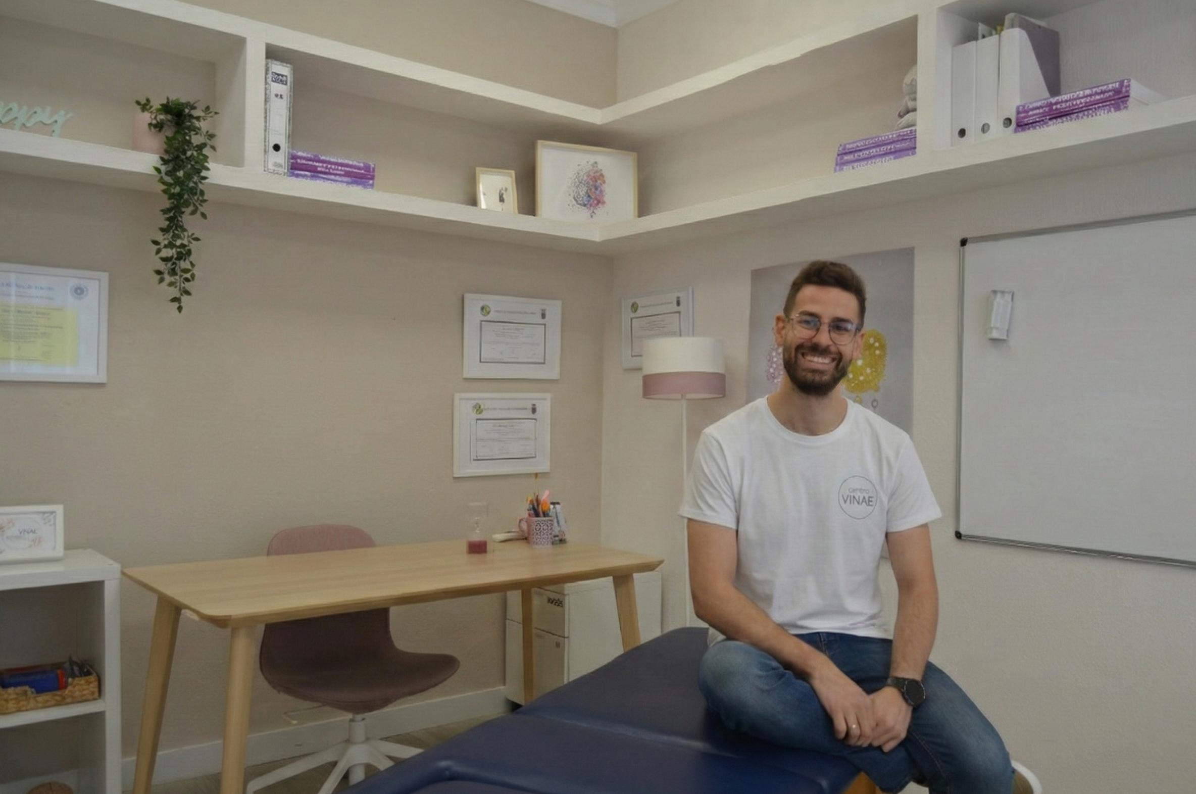 Javi con camiseta coporativa y camilla