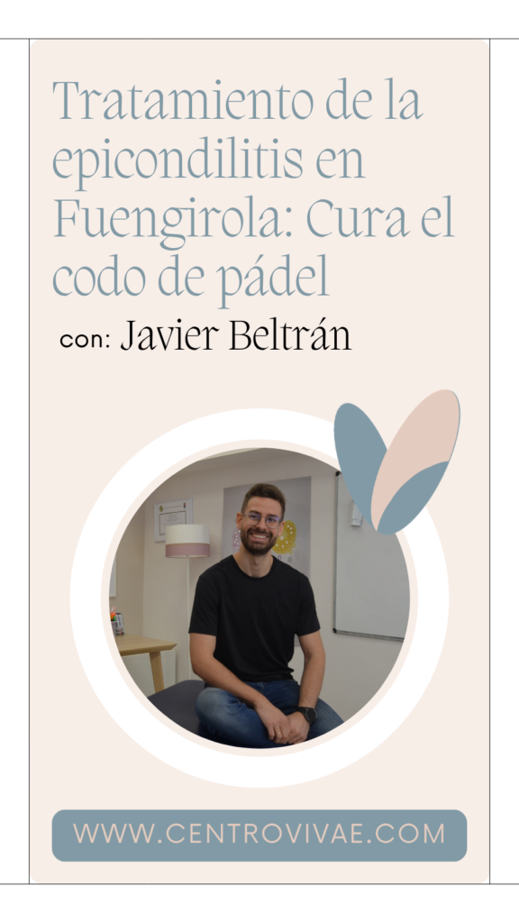 Fisioterapeuta de Centro Vivae aplicando el tratamiento de la epicondilitis lateral o codo de pádel en su clínica de Fuengirola.