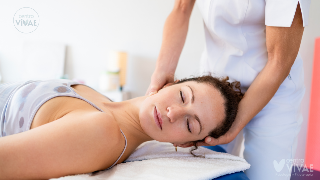 Sesión clínica de osteopatía y terapia manual en fuengirola enfocada en la reequilibración de las estructuras óseas y viscerales.